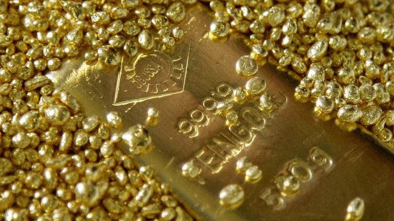 FILE PHOTO: Gold bars and granules are displayed in the Austrian Gold and Silver Separating Plant Oegussa in Vienna June 2, 2009. REUTERS/Leonhard Foeger/File Photo