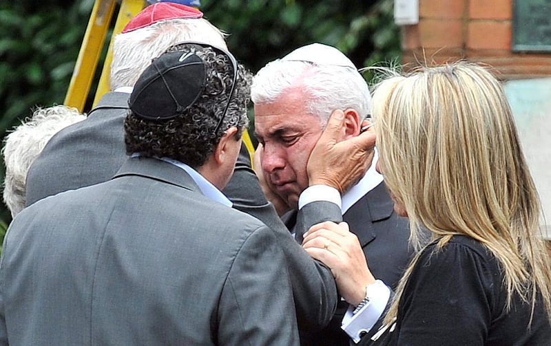 epa02842677 Father of late British singer Amy Winehouse, Mitch Winehouse (C) is consoled by friends while he attends his daughter funeral at Golders Green Crematorium in north London, Britain, 26 July 2011. Amy Winehouse, was found dead at her north London home, 23 July.  EPA/ANDY RAIN *** Local Caption ***  02842677.jpg