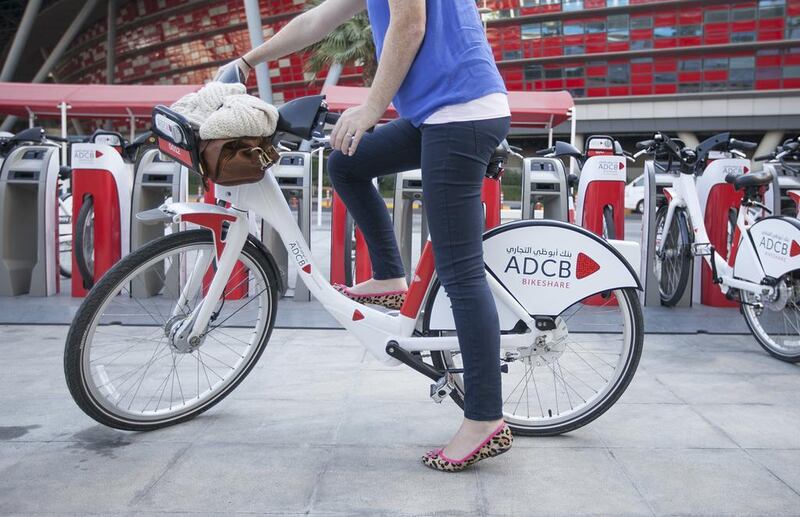 Step 5: Ride away but keep an eye on the time. Only intervals of 30 minutes or less are free of charge. When returning the bike make sure the green light on the dock blinks, indicating it is successfully parked.