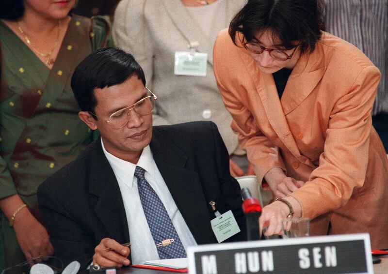 Cambodian Prime Minister Hun Sen signs the peace treaty, ending 21 years of civil war in Cambodia, in Paris. AFP