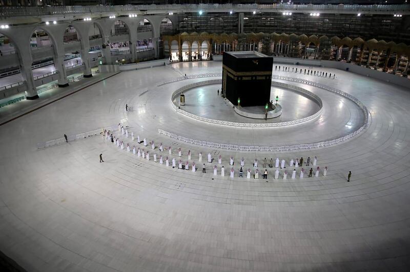 A small group of worshippers pray at Kaaba in the Grand Mosque while practicing social distancing, following the outbreak of the coronavirus disease (COVID-19), during the holy month of Ramadan, in the holy city of Mecca, Saudi Arabia May 4, 2020. Saudi Press Agency/Handout via REUTERS ATTENTION EDITORS - THIS PICTURE WAS PROVIDED BY A THIRD PARTY.