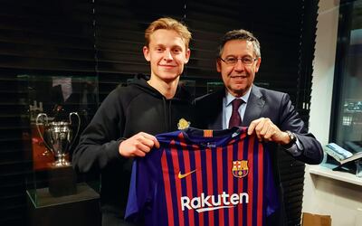 epa07312861 A handout picture provided by FC Barcelona shows FC Barcelona's president, Josep Maria Bartomeu (R) posing for the photographers with Dutch soccer player Frenkie de Jong (L) in Amsterdam, Netherlands, 23 January 2018. FC Barcelona announced signing of Ajax's midfielder Frenkie de Jong for 75 millions of euros plus a possible 11 millions in add-ons.  EPA/EFE / FC BARCELONA / HANDOUT / USE EDITORIAL ONLY/ NO SALES HANDOUT EDITORIAL USE ONLY/NO SALES