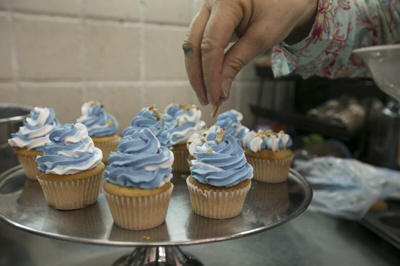 The last step: garnish the cupcakes with crushed almonds.