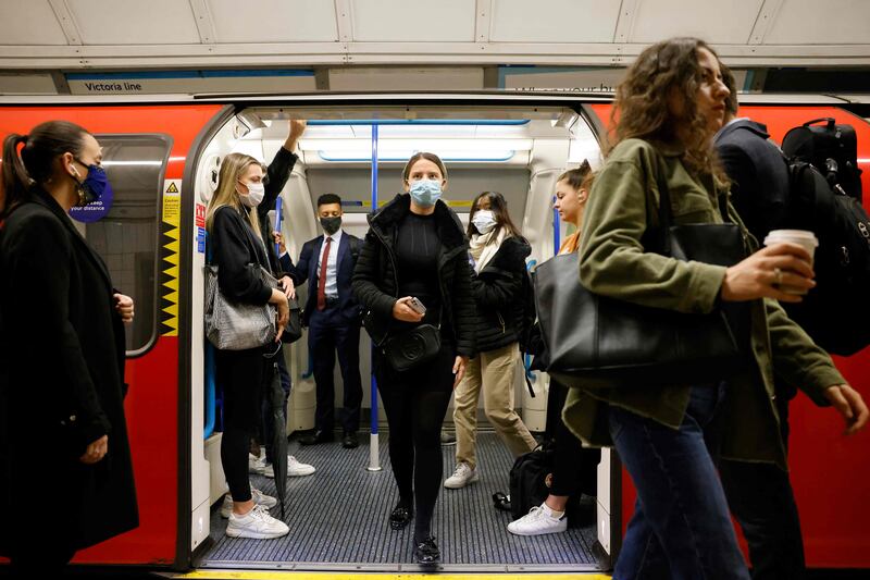 Not all commuters on the Underground in London choose to wear masks. UK government ministers are under pressure to implement 'Plan B' winter measures to address rising Covid-19 case numbers and a faltering booster vaccine programme. AFP