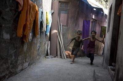 EYWDAX Slumdog Millionaire Year : 2008 UK / India Director : Danny Boyle Ayush Mahesh Khedekar, Azharuddin Mohammed Ismail  Oscar best motion picture 2009. Image shot 2008. Exact date unknown. Photo 12 / Alamy Stock Photo