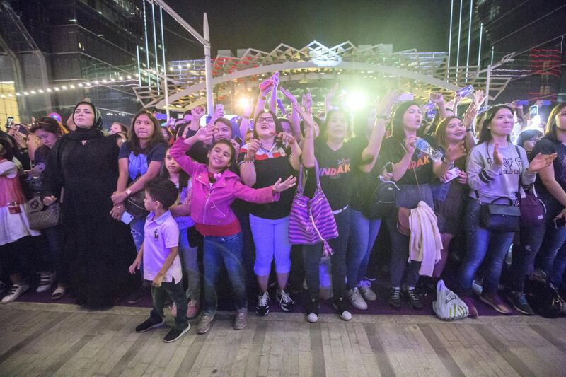 Abu Dhabi, United Arab Emirates - People enjoying the music of DJ Jazzy Jeff at the Block Party at The Galleria, Al Maryah Island.  Leslie Pableo for The National