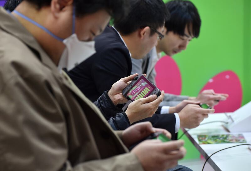 Visitors play Nintendo's new video game console Switch during its presentation in Tokyo on January 13, 2017. 
Nintendo on January 13 unveiled its new Switch game console, which works both at home and on-the-go, as it looks to offset disappointing Wii U sales and go head to head with rival Sony's hugely popular PlayStation 4. / AFP PHOTO / Kazuhiro NOGI