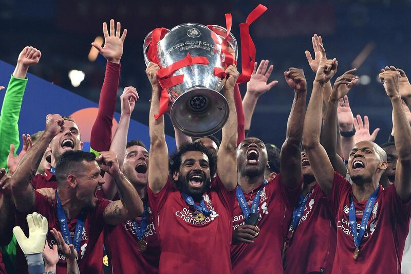 TOPSHOT - Liverpool's Egyptian forward Mohamed Salah (C) raises the European Champion Clubs' Cup as he celebrates with teammates winning the UEFA Champions League final football match between Liverpool and Tottenham Hotspur at the Wanda Metropolitano Stadium in Madrid on June 1, 2019. / AFP / Paul ELLIS
