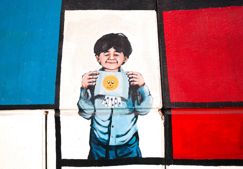 Detail from a mural by @UAE_Graffiti_Artists inspired by work by Piet Mondrian. 