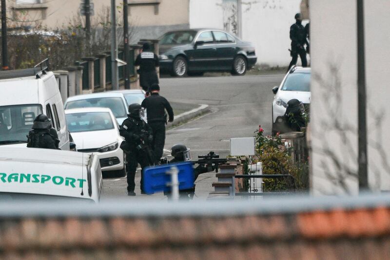 TOPSHOT - Members of the French police special forces RAID take part in an operation, on December 13, 2018 at the Neudorf neighborhood in Strasbourg, as part of the hunt for the gunman who killed three people and injured 13 others in an attack on Strasbourg’s Christmas market.  / AFP / Sébastien BOZON
