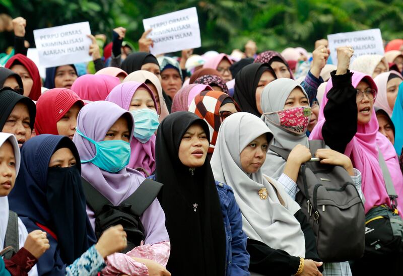 epa06095901 Indonesian Muslim actvists chant slogans during a protest against the newly issued decree to ban groups opposing the state  ideology in Jakarta, Indonesia, 18 July 2017 (issued 19 July 2017). According to media reports, the Indonesian government has banned an Islamic group Hizbut-Tahrir Indonesia under the new decree despite criticism by rights groups.  EPA/BAGUS INDAHONO