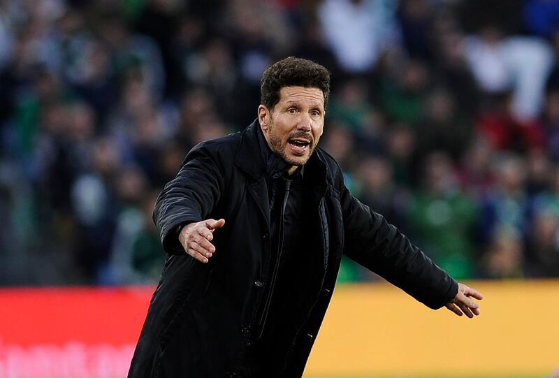 Atletico Madrid's Argentinian coach Diego Simeone gives instructions to his players during the Spanish league football match between Real Betis and Atletico Madrid at the Benito Villamarin Stadium in Sevilla on December 10, 2017.
Atletico Madrid won 0-1. / AFP PHOTO / CRISTINA QUICLER