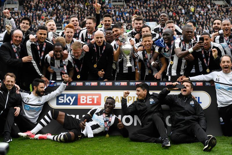 NEWCASTLE UPON TYNE, ENGLAND - MAY 07:  Ayoze Perez of Newcastle United and his Newcastle United team mates celebrate with the Championship Trophy after the Sky Bet Championship match between Newcastle United and Barnsley at St James' Park on May 7, 2017 in Newcastle upon Tyne, England. Newcastle United are crowned champions after a 3-0 victory.  (Photo by Stu Forster/Getty Images)