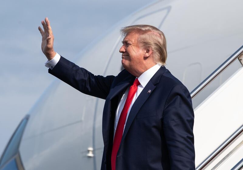 US President Donald Trump waves upon arrival in Wheeling, West  Virginia, on July 24, 2019. / AFP / NICHOLAS KAMM
