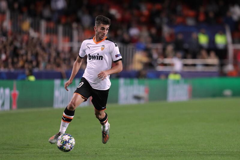 VALENCIA, SPAIN - NOVEMBER 05: Ferran Torres of Valencia CF controls the ball during the UEFA Champions League group H match between Valencia CF and Lille OSC at Estadio Mestalla on November 05, 2019 in Valencia, Spain. (Photo by Gonzalo Arroyo Moreno/Getty Images)