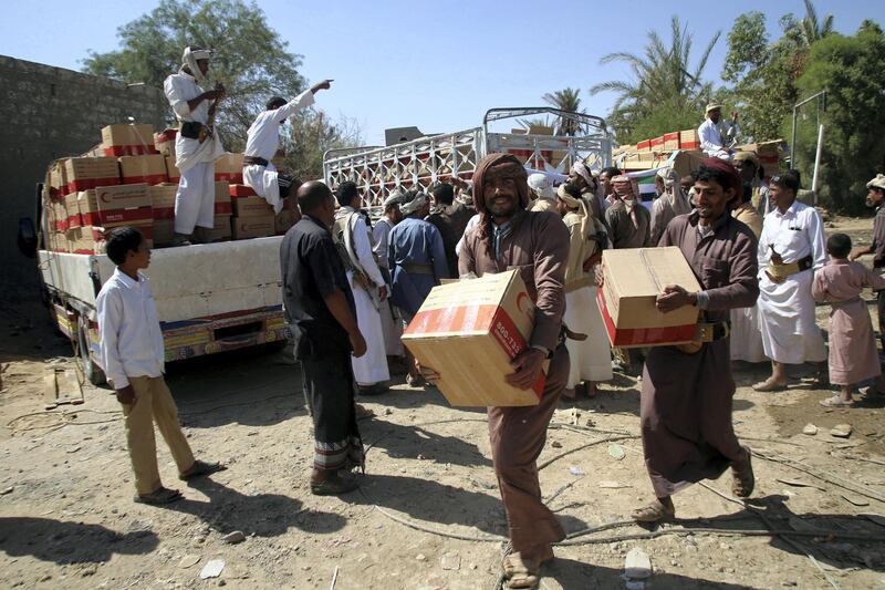 Yemenis carry boxes of food aid provided by the UAE Red Crescent for displaced people, on November 26, 2015, in the city of Marib. AFP PHOTO / ABDULLAH AL-QADRY / AFP PHOTO / ABDULLAH AL-QADRY