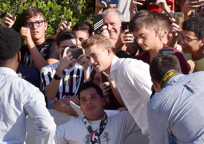 epa07721674 Juventus new signed Matthijs de Ligt greets supporters as he arrives at Juventus Medical Center in Turin, Italy, 17 July 2019. Matthijs de Ligt is undergoing medical exams with Juventus ahead of his transfer from Ajax.  EPA/Alessandro Di Marco