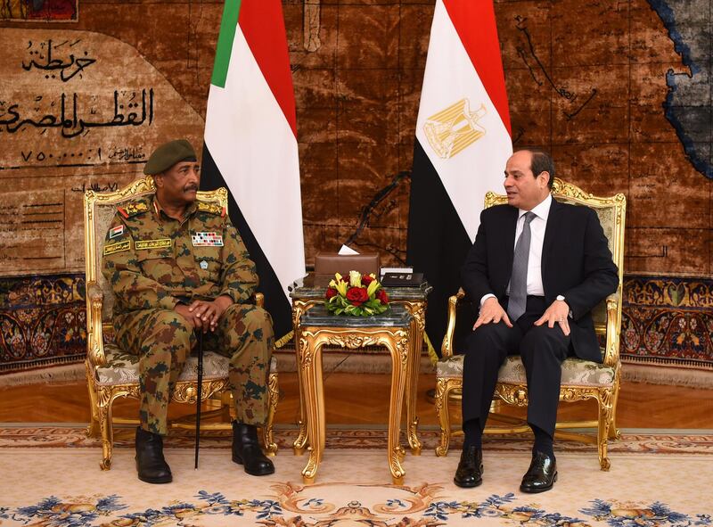 epa07601117 A handout photo made available by the Egyptian Presidency shows President of Egypt Abdel Fattah al-Sisi (R) speaking with Abdul Fattah al-Burhan (L), head of the Sudanese Transitional Military Council (TMC), during their meeting at the presidential palace in Cairo, Egypt, 25 May 2019.  EPA/EGYPTIAN PRESIDENCY / HANDOUT  HANDOUT EDITORIAL USE ONLY/NO SALES