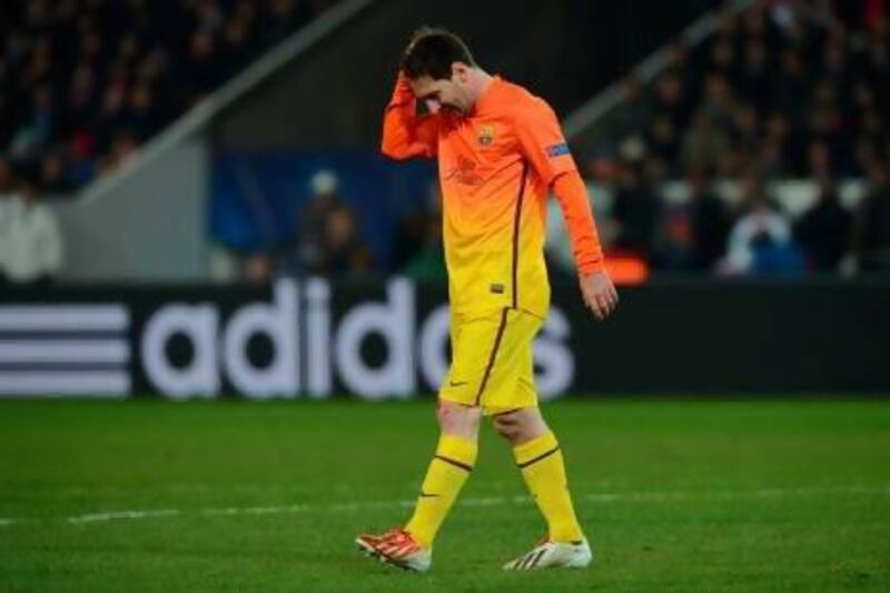 Barcelona's Lionel Messi walks off the pitch after he suffered a hamstring injury against PSG on Tuesday. Frank Fife / AFP