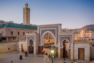 M6E66A Bab R'Cif gate and Mosque R'Cif, in R'Cif Square, gateway to andalusian quarter, medina,Fez, Morocco. Lucas Vallecillos / Alamy Stock Photo