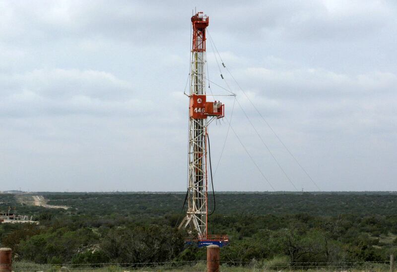 FILE PHOTO: A rig contracted by Apache Corp drills a horizontal well in a search for oil and natural gas in the Wolfcamp shale located in the Permian Basin in West Texas, U.S. on October 29, 2013.  REUTERS/Terry Wade/File Photo