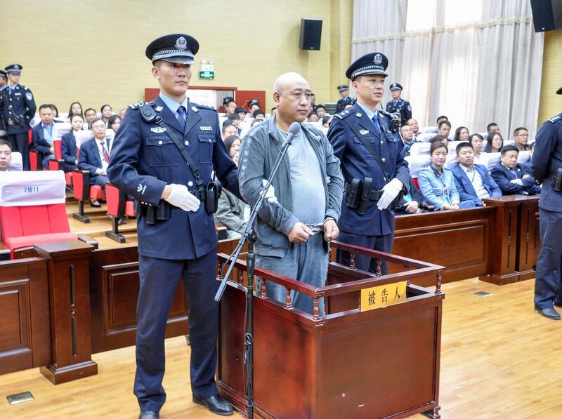 This photo taken on March 30, 2018 shows Gao Chengyong (C) in the Baiyin Intermediate People's Court in Baiyin in China's northwestern Gansu province. A serial killer dubbed China's "Jack the Ripper" for the way he mutilated several of his 11 female victims was executed on January 3, 2019, three decades after the first murder, the court which sentenced him said. - China OUT
 / AFP / STR
