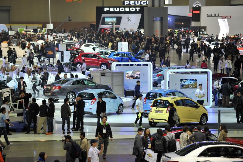 Visitors stroll the alleys of the Seoul Motor Show during a press preview in Goyang, north of Seoul, on March 28, 2013.  South Korea's largest international auto show will open on March 29, with all Korean car manufacturers showing their latest cars and concepts amongst the 384 companies from 14 countries taking part in the event. AFP PHOTO / JUNG YEON-JE
 *** Local Caption ***  794979-01-08.jpg