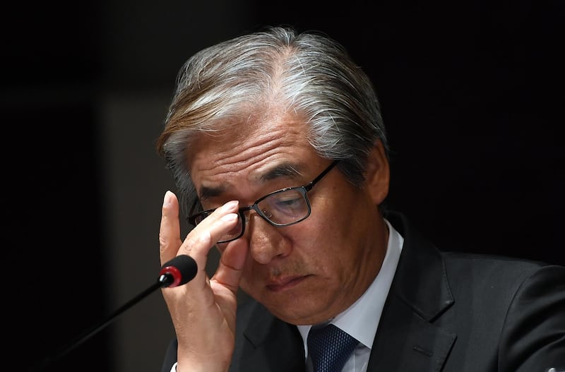 Kim Hyo-joon, head of the BMW's Korea unit, adjusts his glasses during a press conference at a hotel in Seoul on August 6, 2018.
German automaker BMW apologised on August 6 over an alleged delay in recalling more than 100,000 cars in South Korea after a spate of engine fires angered consumers and sparked a government investigation. / AFP PHOTO / Jung Yeon-je