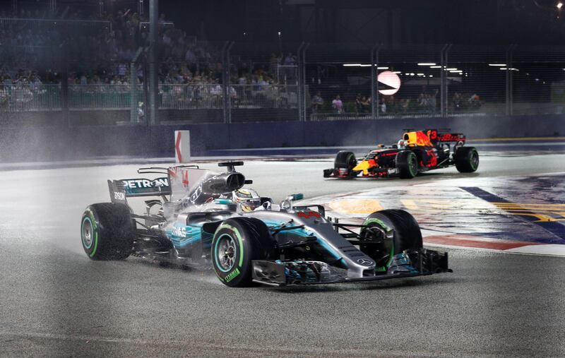 Formula One F1 - Singapore Grand Prix 2017 - Singapore - September 17, 2017   Mercedes' Lewis Hamilton leads Red Bull's Daniel Ricciardo during the race   REUTERS/Edgar Su