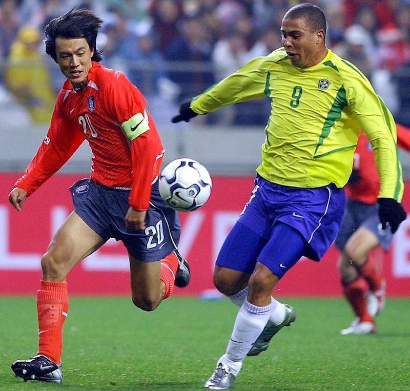Brazil's Ronaldo fights with South Korean player Hong Myung-Bo during their frendly match in Seoul on November 20, 2002. Kim Jae-Hwan / AFP