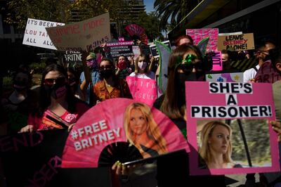 TOPSHOT - Supporters of the FreeBritney movement rally in support of musician Britney Spears following a conservatorship court hearing in Los Angeles, California on March 17, 2021. Free Britney supporters of fans of Spears have closely followed her conservatorship case and rallied that the pop singer should be legally allowed to decide her own affairs. / AFP / Patrick T. FALLON
