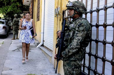 Mexican Navy members and Federal policemen take part in an operation in Acapulco, state of Guerrero, Mexico, on September 25, 2018.
 Mexican military forces arrested three police officers of the Mexican resort of Acapulco and took control of the local Public Security Secretariat due to possible leaks of organized crime in the institution, authorities confirmed / AFP / FRANCISCO ROBLES
