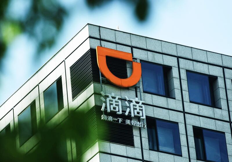 This photo taken on September 4, 2018 shows a logo of Didi Chuxing displayed on a building in Hangzhou in China's eastern Zhejiang province. - Chinese ride-hailing giant Didi Chuxing said on September 4 it would halt most late-night ride services for a week as it tries to reassure the public following the rape and murder of a passenger. (Photo by STR / AFP) / China OUT