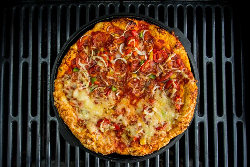 Grilling a pizza gives it a pleasing crunchiness. Photo: Markus Distelrath / Pixabay