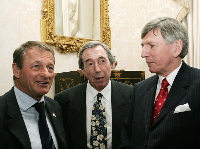 Former England players Roger Hunt, (L) Gordon Banks, (C) and Martin Peters, meet during a reception at 11 Downing Street in London, 21 March 2006, to commemorate the 1966 World Cup final. AFP