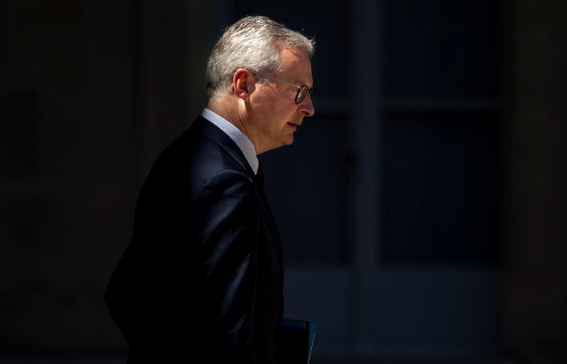 epa08433807 French Finance Minister Bruno Le Maire leaves the Elysee Palace after the weekly cabinet meeting in Paris, France, 20 May 2020.  EPA/IAN LANGSDON / POOL