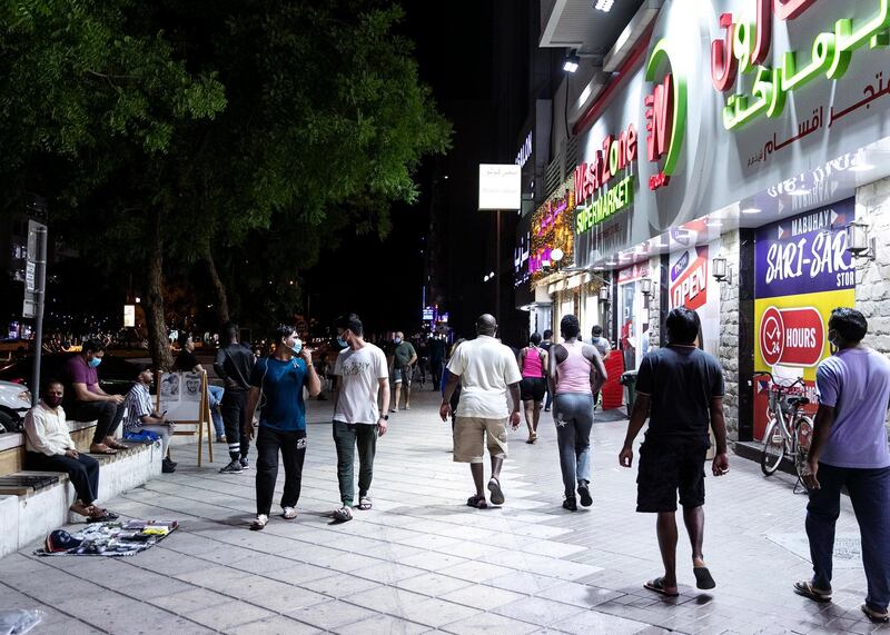 DUBAI, UNITED ARAB EMIRATES. 12 MAY 2020. 
People gather by vendors and street artists on Al Rigga Street.
(Photo: Reem Mohammed/The National)

Reporter:
Section: