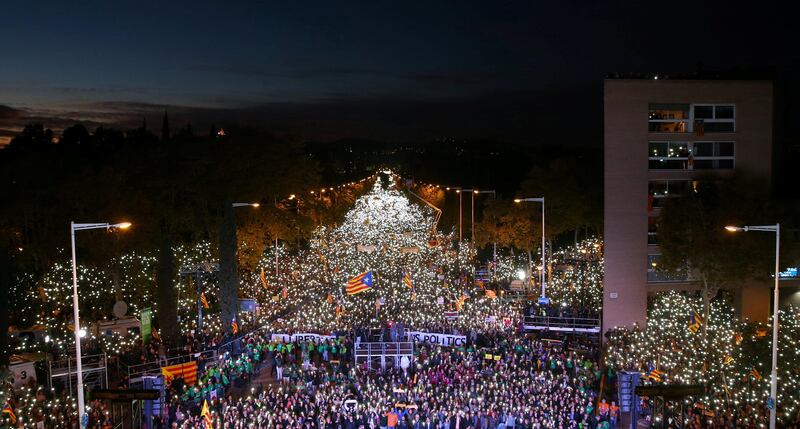 Protesters hold the lights of their mobile phones during a demonstration called by pro-independence associations asking for the release of jailed Catalan activists and leaders in Spain. Albert Gea / Reuters