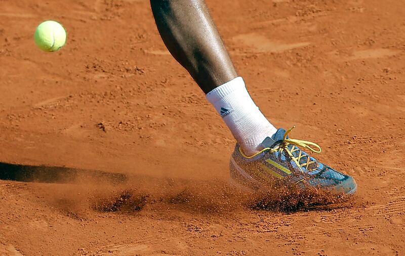 epa03731022 Jo-Wilfried Tsonga of France in action during his quarter final match against Roger Federer of Switzerland at the French Open tennis tournament at Roland Garros in Paris, France, 04 June 2013.  EPA/IAN LANGSDON *** Local Caption ***  03731022.jpg