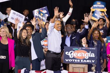 Former US President Barack Obama (C) stands on stage with Georgia Democrat candidates, including Georgia gubernatorial candidate Stacey Abrams (C-L) during a campaign event at the Gateway Center Arena in College Park, Georgia, USA, 28 October 2022.  Warnock is running against Herschel Walker and Abrams is running against Republican incumbent Governor Brain Kemp in the 08 November election.   EPA / JESSICA MCGOWAN