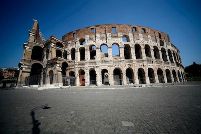 A general view shows a deserted area by the Coliseum monument in Rome on April 10, 2020 during the country's lockdown aimed at curbing the spread of the COVID-19 infection, caused by the novel coronavirus.  / AFP / Filippo MONTEFORTE
