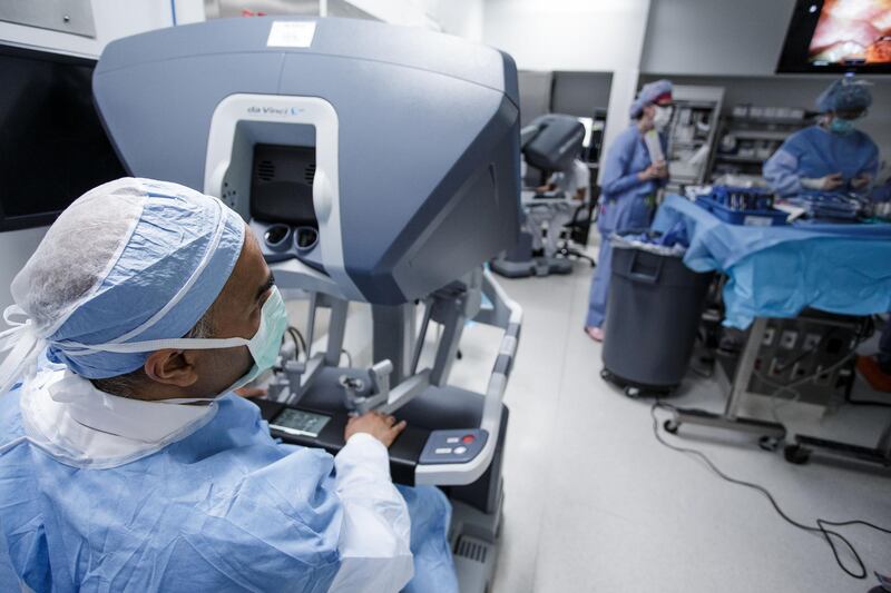 Thoracic surgeon Sudish Murthy, MD, directs his nursing staff during a robotic hernia repair. Dr. D'Souza is seated at the second console (background) where he will observe and assist. A hole in the diaphragm allowed part of the patient's stomach to enter the chest cavity.
da vinci robot 

photo taken at Cleveland Clinic in Ohio, however the processes, procedures and equipment are exactly the same at Cleveland Clinic Abu Dhabi

Courtesy Cleveland Clinic  *** Local Caption ***  1363_HVI-Robotic-12.jpg