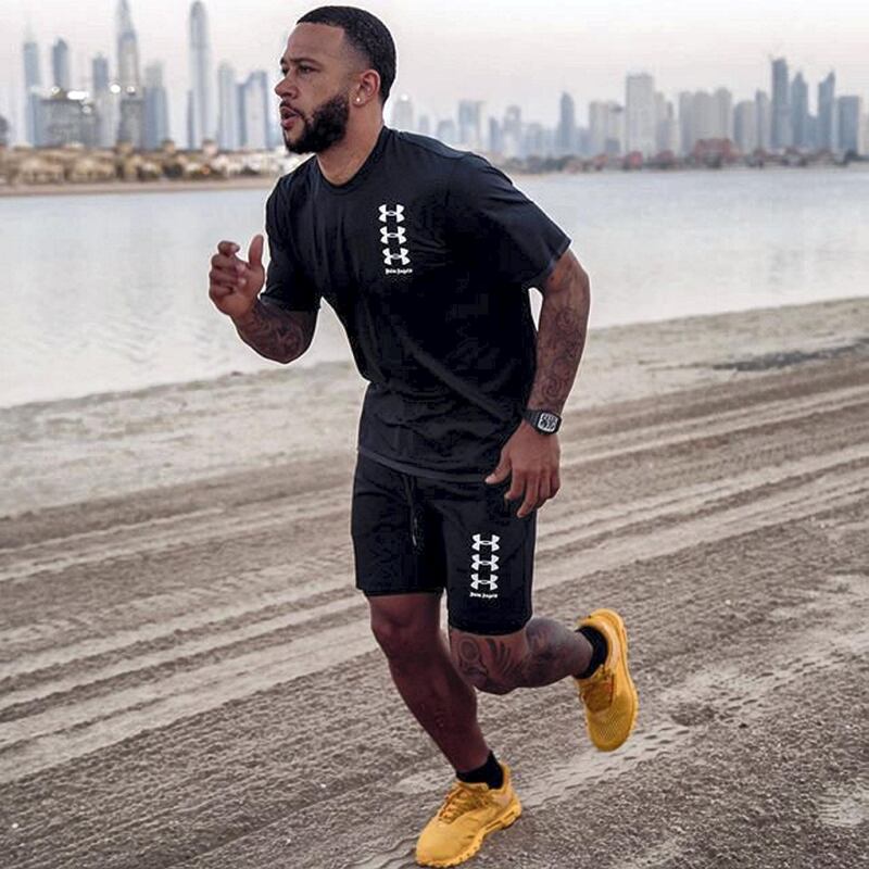 Depay works out on the sand at Palm Jumeirah. Courtesy Memphis Depay / Instagram