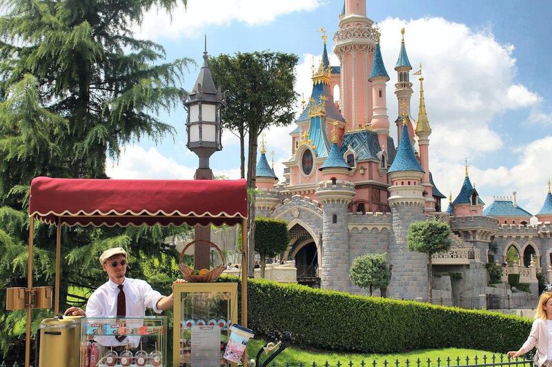 2) Disneyland Paris had 1,222,000 searches.