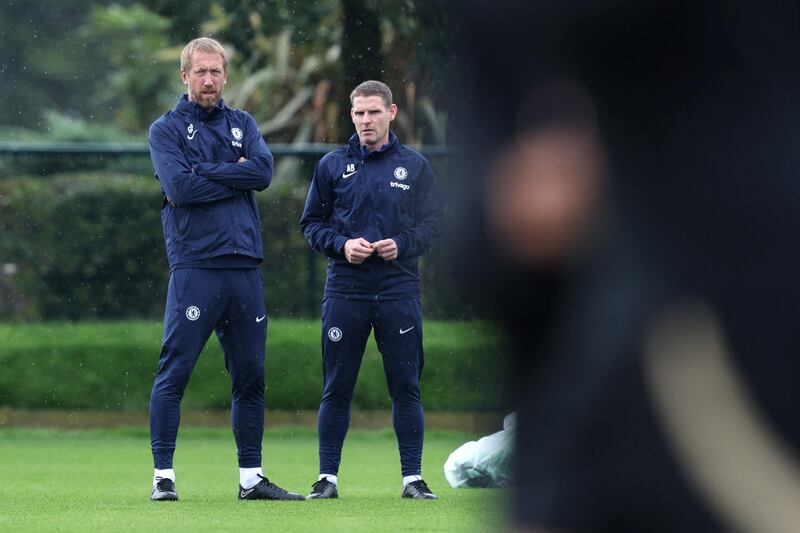 Chelsea's English head coach Graham Potter (L) leads a training session on the eve of the UEFA Champions League group E football match between England's Chelsea and Austria's Red Bull Salzburg at the team's training ground in London on September 13, 2022.  (Photo by Adrian DENNIS  /  AFP)