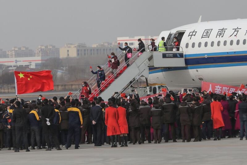 Airport staff members welcome members of a medical assistance team from Shenyang upon their return home after helping with the COVID-19 coronavirus recovery effort in Wuhan, in Shenyang in China's northeastern Liaoning province. AFP