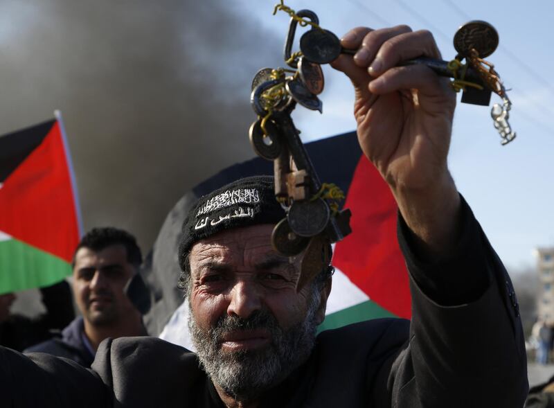 A Palestinian man holds a bunch of keys during a protest against the US' decision to recognise Jerusalem as the capital of Israel on January 9, 2018 north of Ramallah in the Israeli-occupied West Bank. / AFP PHOTO / ABBAS MOMANI