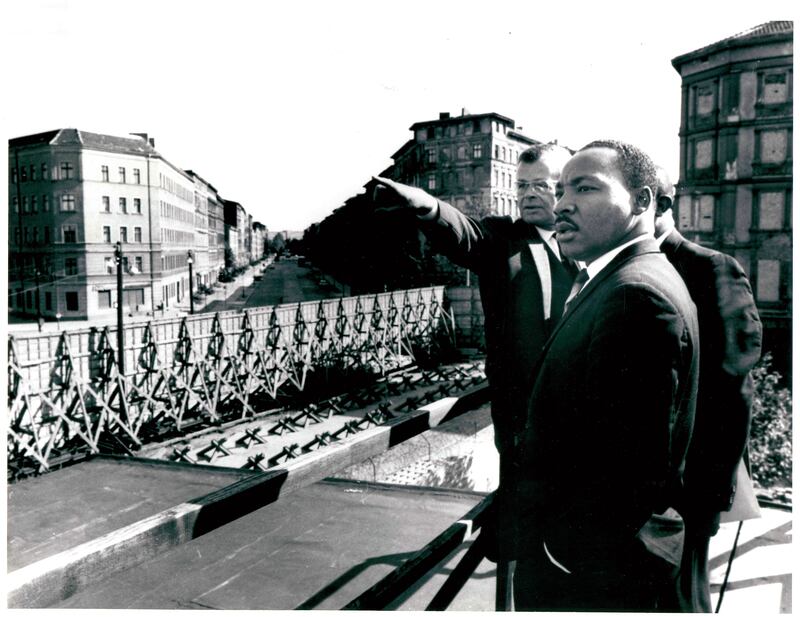 King visits the Soviet Sector border of the Berlin Wall in Bernauer Strasse. Photo: US Information Service Bonn