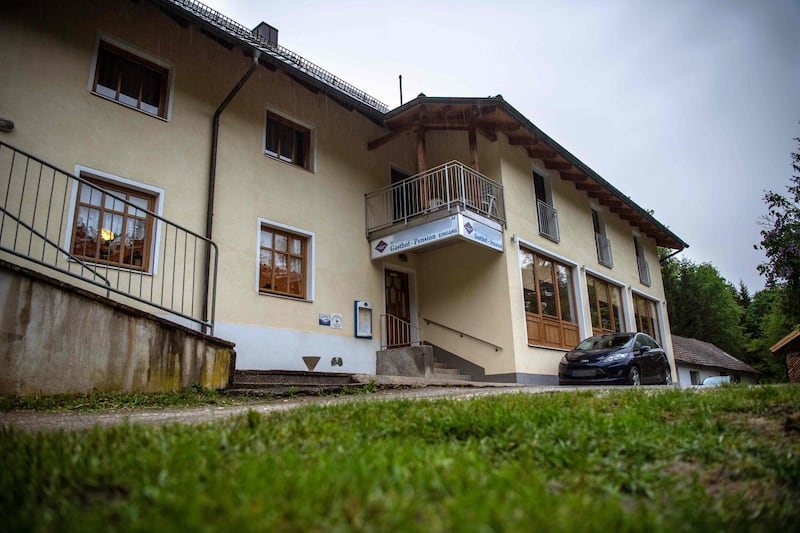 Picture taken on May 11, 2019 shows a hotel on the banks of the river Ilz in Passau, southern Germany. German police were investigating on May 12, 2019 the baffling deaths of three people found in a room of the Bavarian hotel with crossbow bolts in their bodies. - Germany OUT
 / AFP / dpa / Lino Mirgeler
