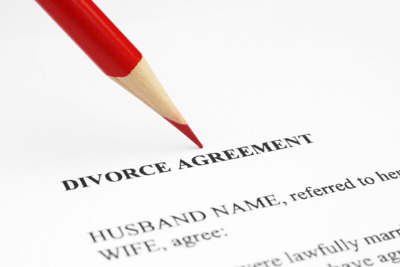 C5M2WY Divorce agreement. Alex Stojanov / Alamy Stock Photo